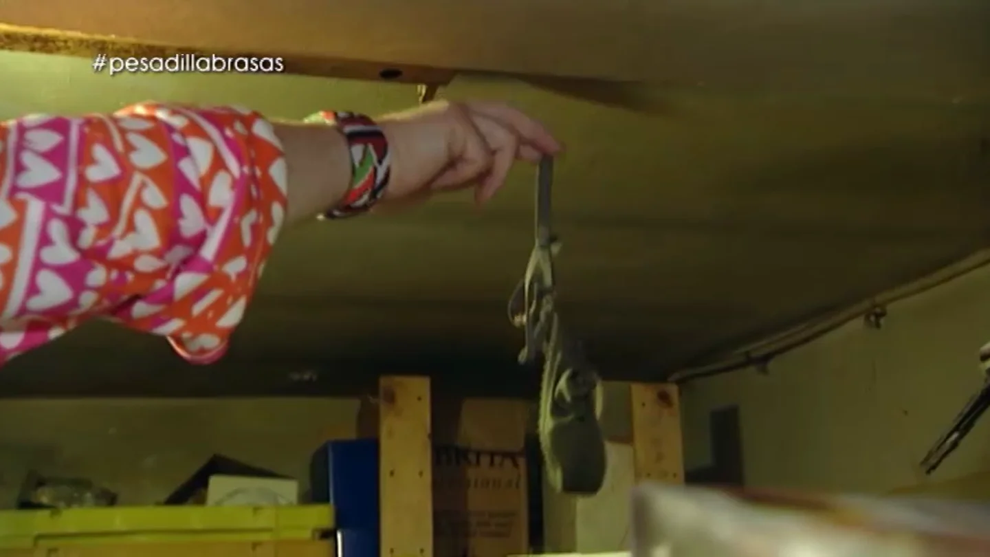 Alberto Chicote encuentra unas bragas en la cocina del 'Brasas' Alberto Chicote encuentra unas bragas en la cocina del 'Brasas'