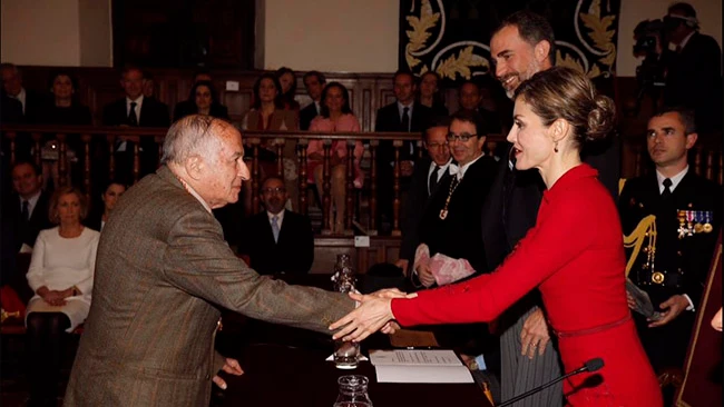 Goytisolo recibe el Premio Cervantes. Goytisolo recibe el Premio Cervantes.