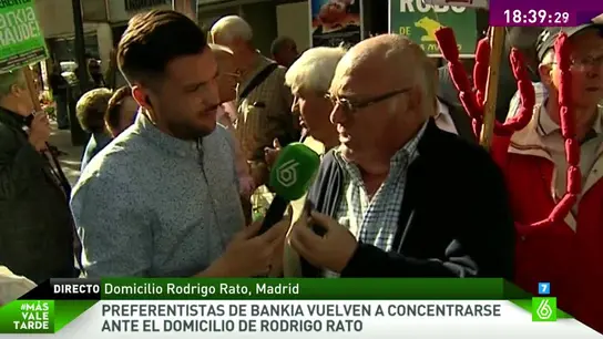 Paco, preferentista en la puerta de Rodrigo Rato: "La culpa de todo esto la tiene el Gobierno" Paco, preferentista en la puerta de Rodrigo Rato: "La culpa de todo esto la tiene el Gobierno"