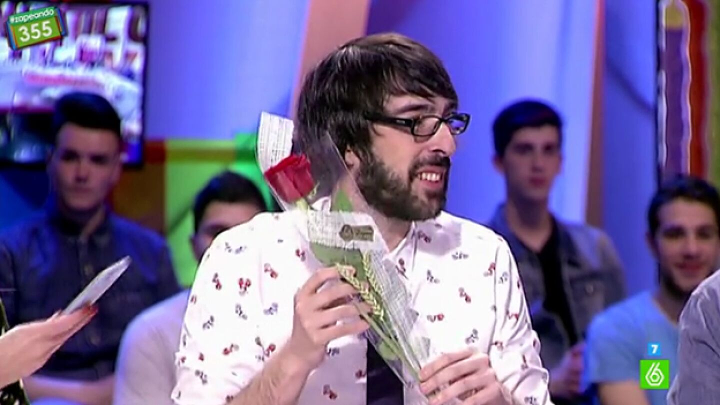Quique Peinado recibe una rosa por Sant Jordi