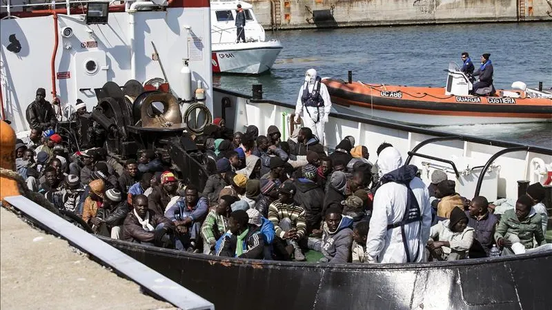 Inmigrantes rescatados tras estar a la deriva Inmigrantes rescatados tras estar a la deriva