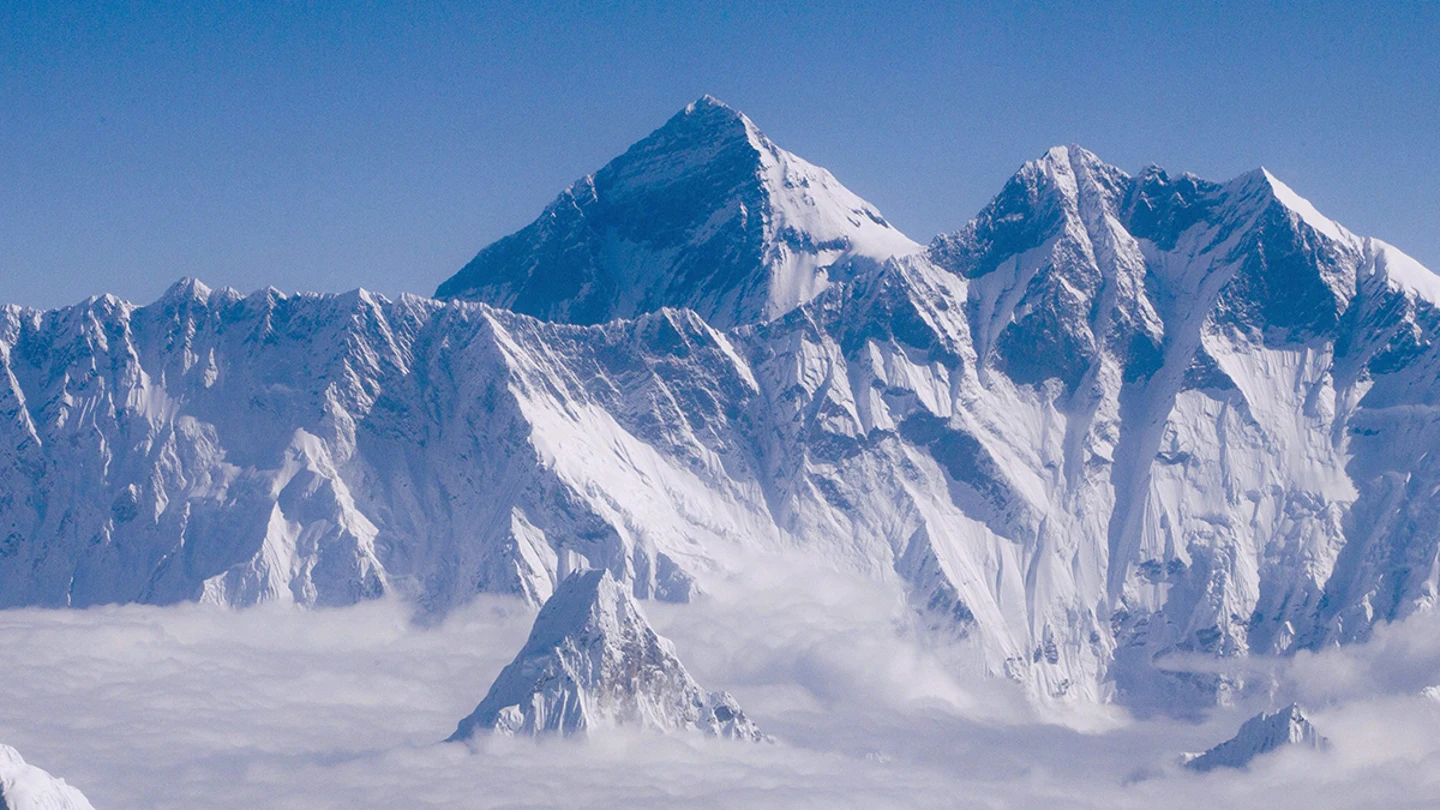 El monte Everest, de 8.848 metros de altura El monte Everest, de 8.848 metros de altura