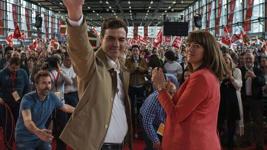 Pedro S&aacute;nchez, acompa&ntilde;ado de la l&iacute;der del PSE, Idoia Mendia