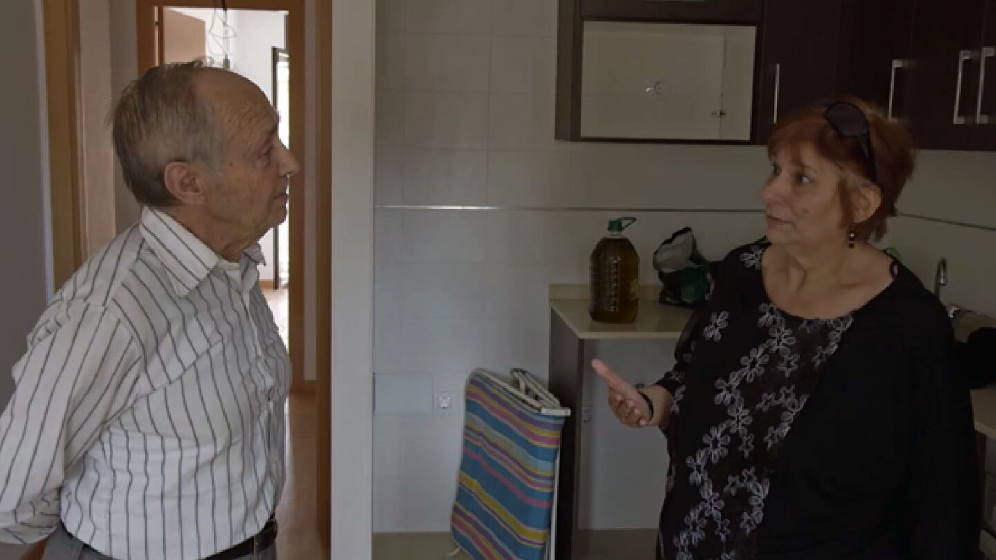 Una ocupa explica su situaci&oacute;n a un vecino