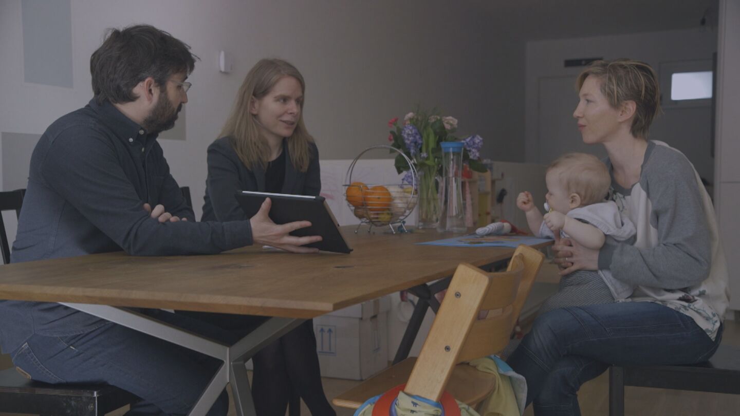 Jordi &Eacute;vole entrevista a ciudadanas austriacas en Viena