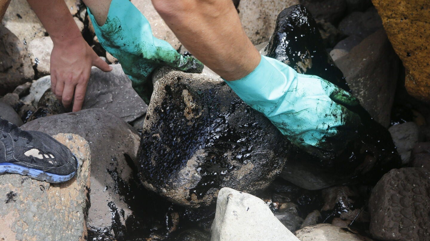 El fuel contin&uacute;a llegando a las costas de Mog&aacute;n, en las Islas Canarias