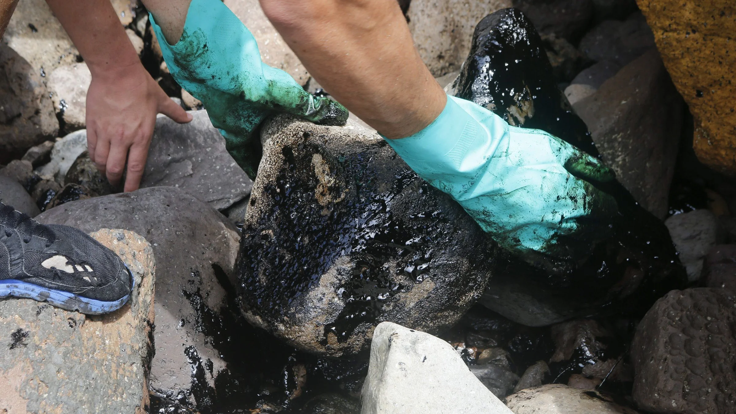 El fuel continúa llegando a las costas de Mogán, en las Islas Canarias