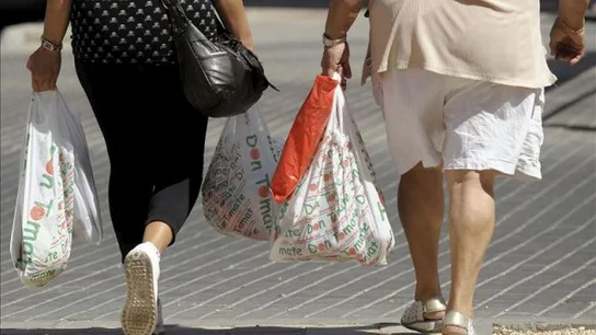 Dos mujeres llevando la compra Dos mujeres llevando la compra