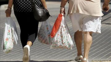 Dos mujeres llevando la compra