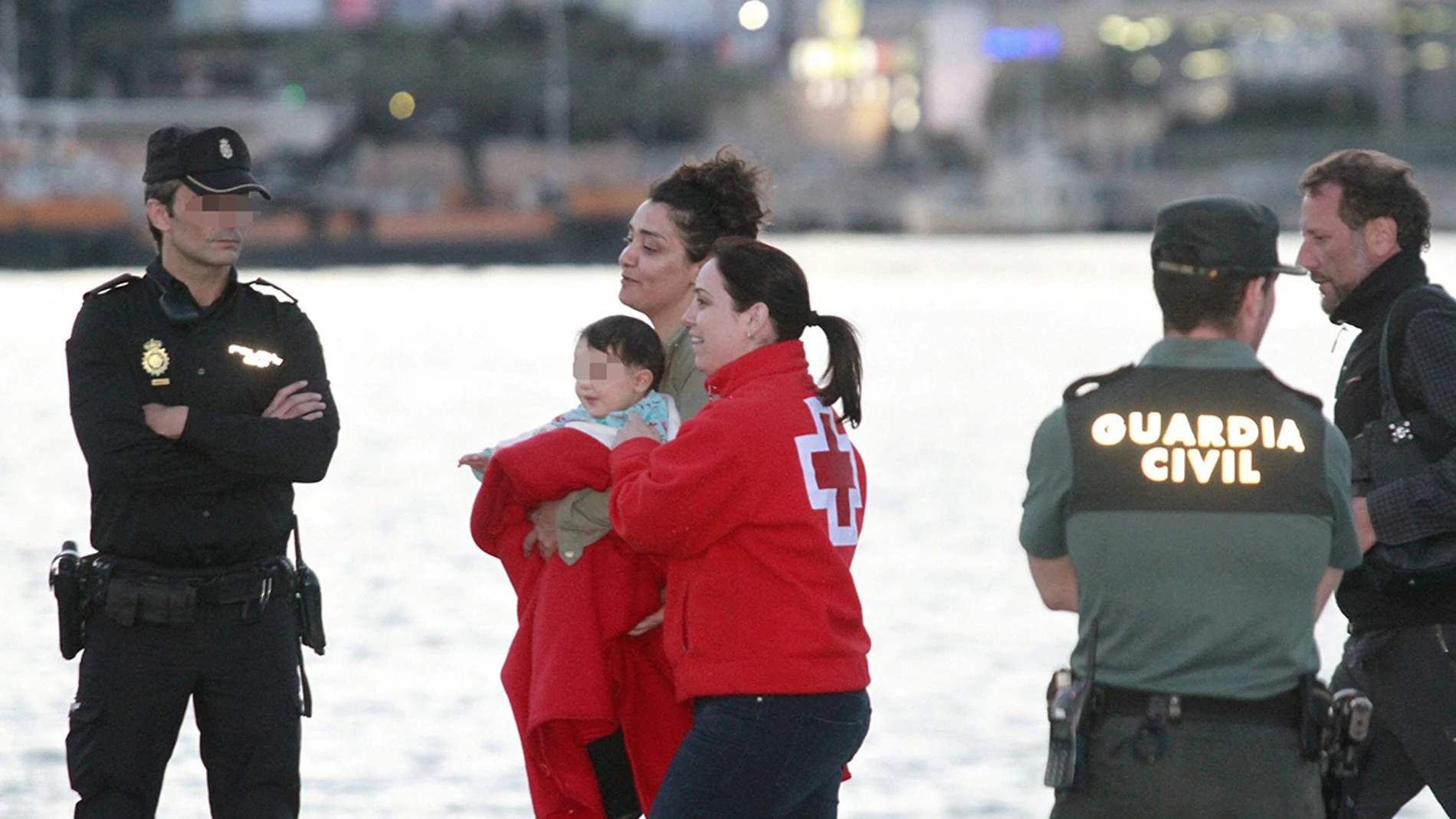 Un bebé, entre los pasajeros rescatados en el incendio del ferry