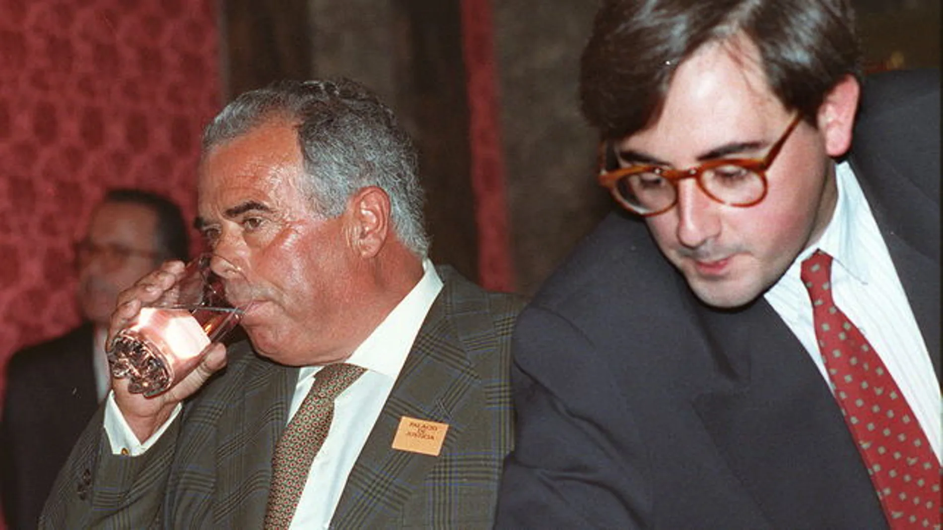 Rosendo Naseiro (izquierda), el que fuera primer tesorero del Partido Popular