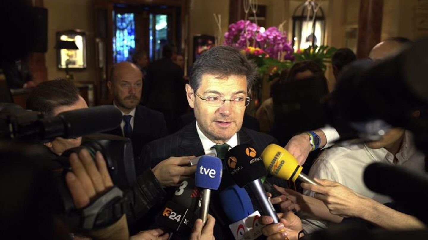 El ministro de Justicia, Rafael Catal&aacute;, atiende a los medios