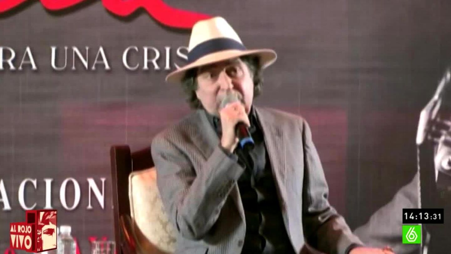 Joaqu&iacute;n Sabina durante un acto