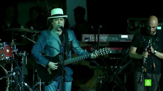 Joaqu&iacute;n Sabina apoyando a IU