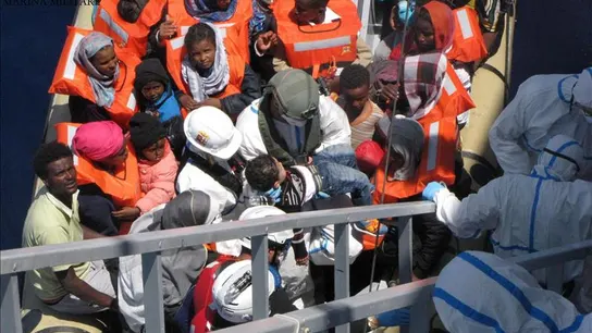 Inmigrantes de Libia rescatados en aguas italianas Inmigrantes de Libia rescatados en aguas italianas