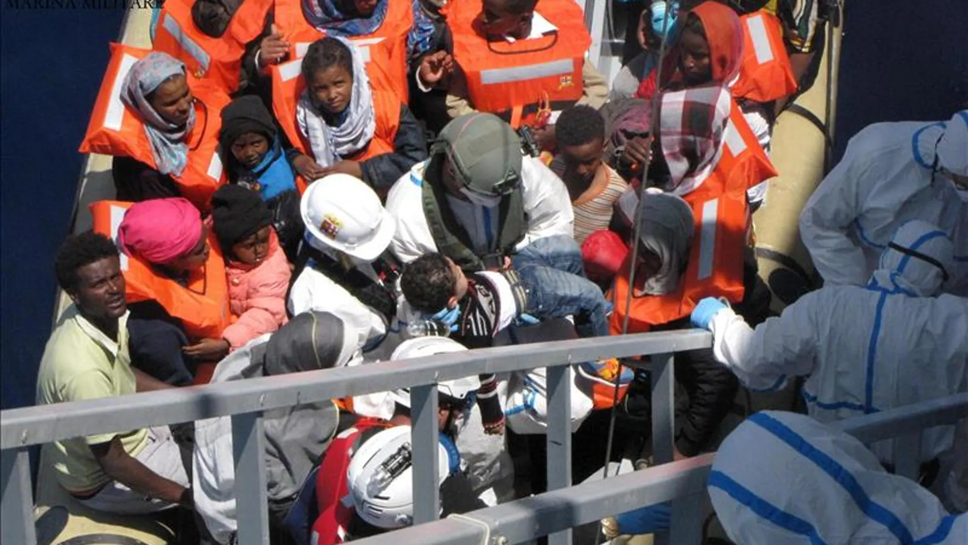 Inmigrantes de Libia rescatados en aguas italianas