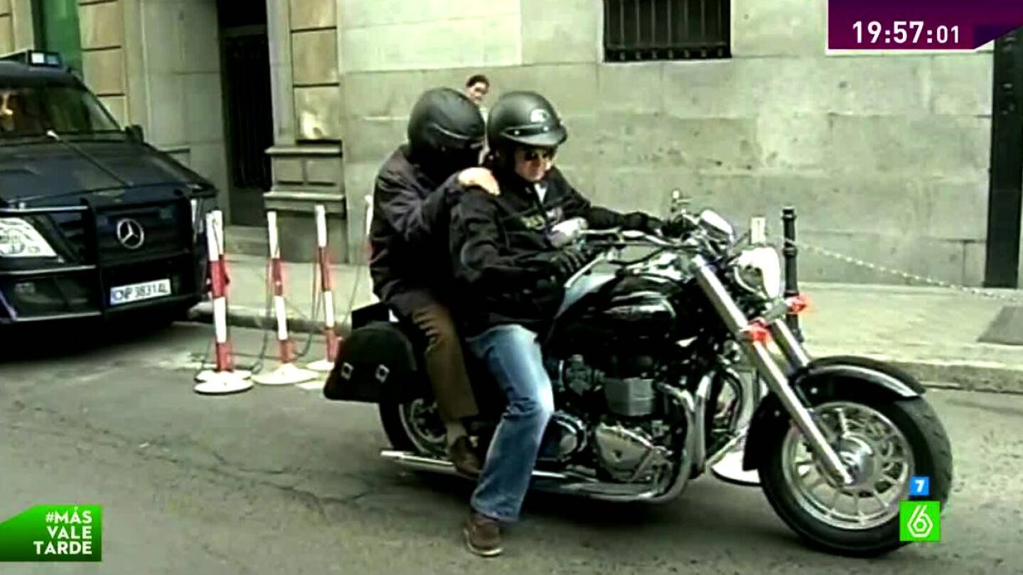 Alfonso Garc&iacute;a Pozuelo, de paquete en una moto