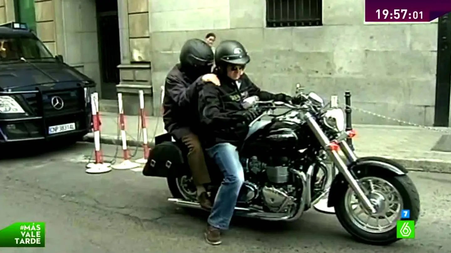 Alfonso García Pozuelo, de paquete en una moto Alfonso García Pozuelo, de paquete en una moto