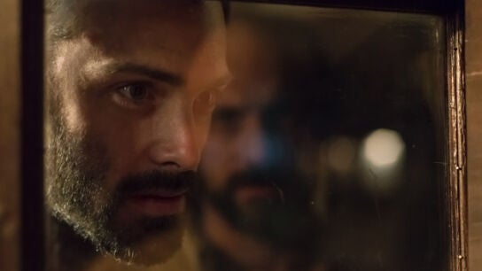 &Aacute;lex llega a la casa de la familia Cruz