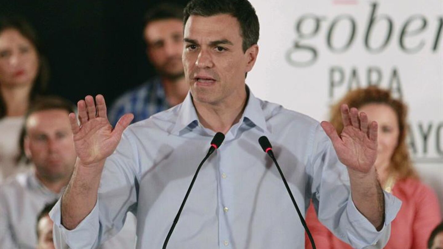 El secretario general del PSOE, Pedro S&aacute;nchez, durante su intervenci&oacute;n en el acto p&uacute;blico de precampa&ntilde;a celebrado en Tenerife