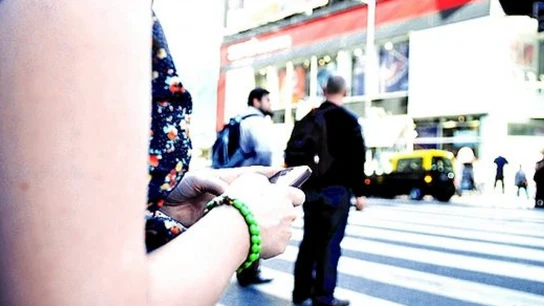 El uso del móvil al cruzar la calle ha duplicado el número de accidentes El uso del móvil al cruzar la calle ha duplicado el número de accidentes