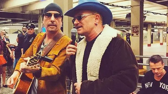 U2 sorprende actuando en el Metro de Nueva York U2 sorprende actuando en el Metro de Nueva York
