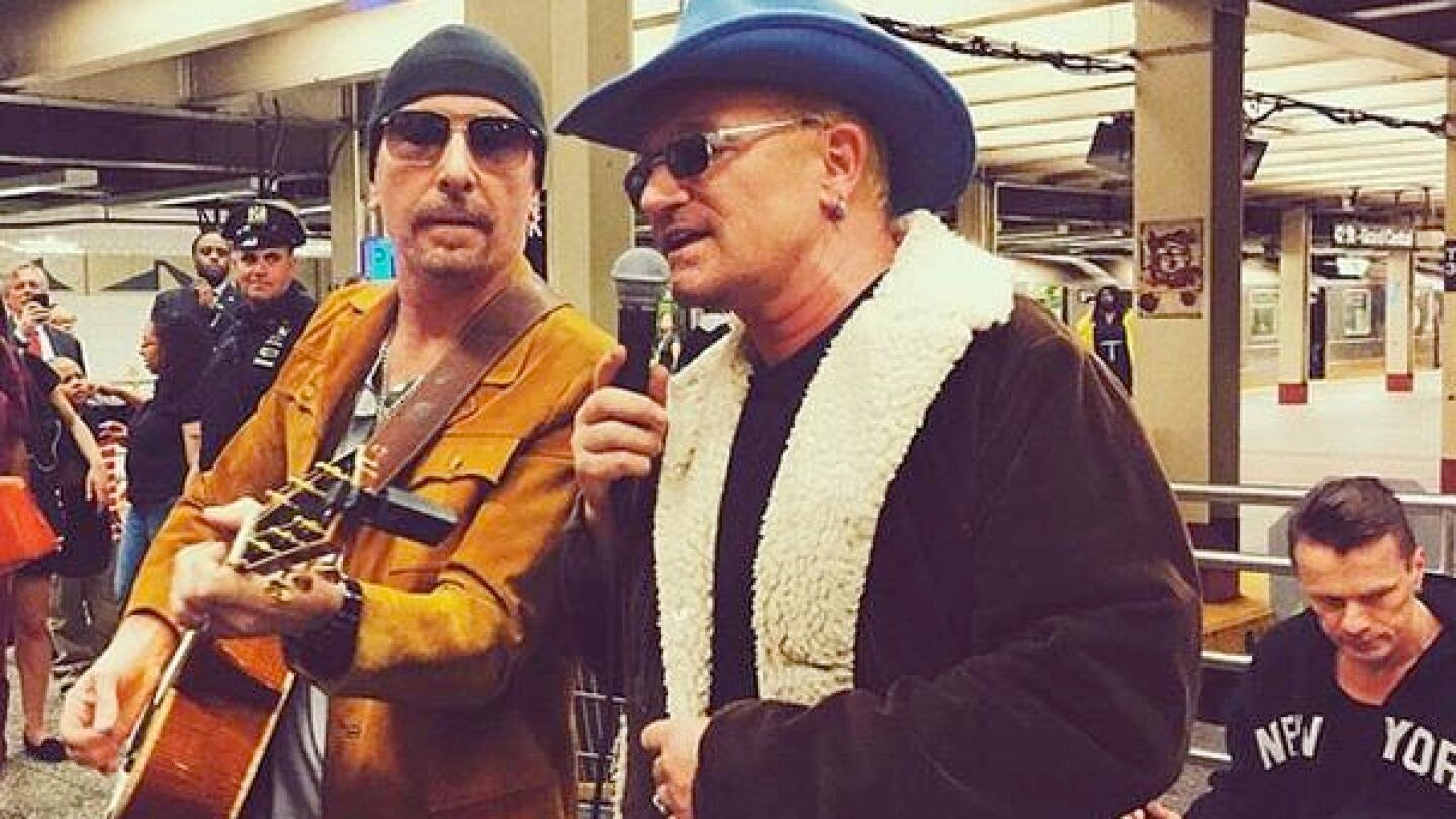 U2 sorprende actuando en el Metro de Nueva York