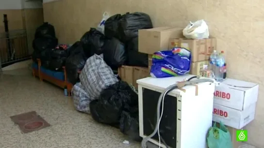 Un matrimonio con cinco hijos sigue viviendo en su antiguo portal tras ser desahuciados Un matrimonio con cinco hijos sigue viviendo en su antiguo portal tras ser desahuciados