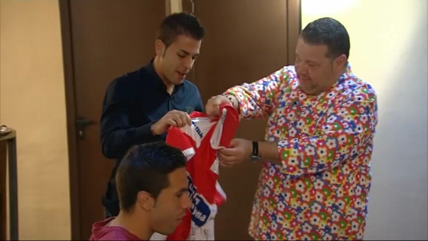 Chicote recibe una camiseta del Alcoyano