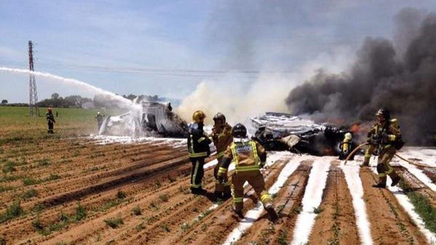 Los Bomberos de Sevilla durante las labores de rescate del avion siniestrado