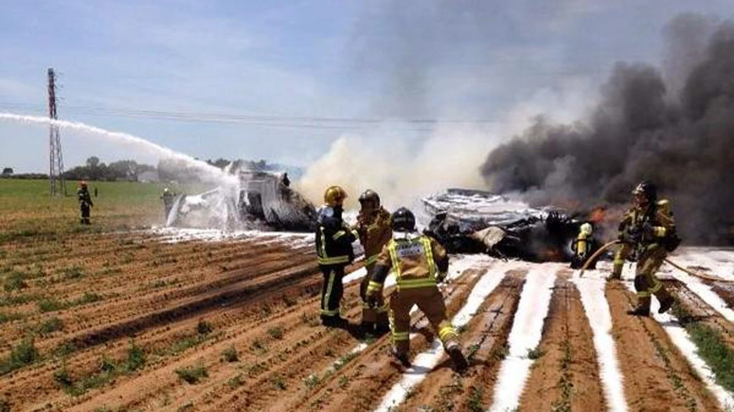 Los Bomberos de Sevilla durante las labores de rescate del avion siniestrado Los Bomberos de Sevilla durante las labores de rescate del avion siniestrado
