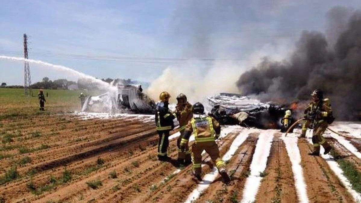 Los Bomberos de Sevilla durante las labores de rescate del avion siniestrado