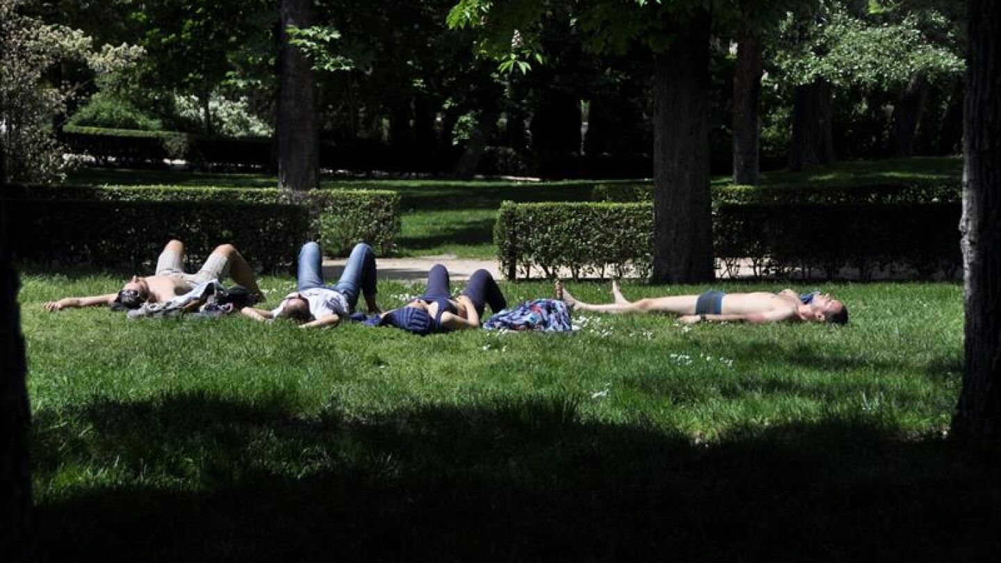 J&oacute;venes en un parque