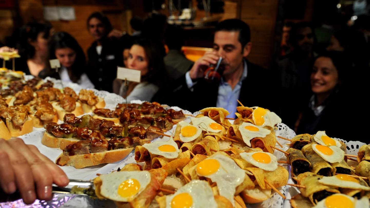 Imagen de archivo de un bar de tapas De tapeo