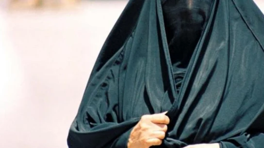 Una mujer lleva un burka Una mujer lleva un burka