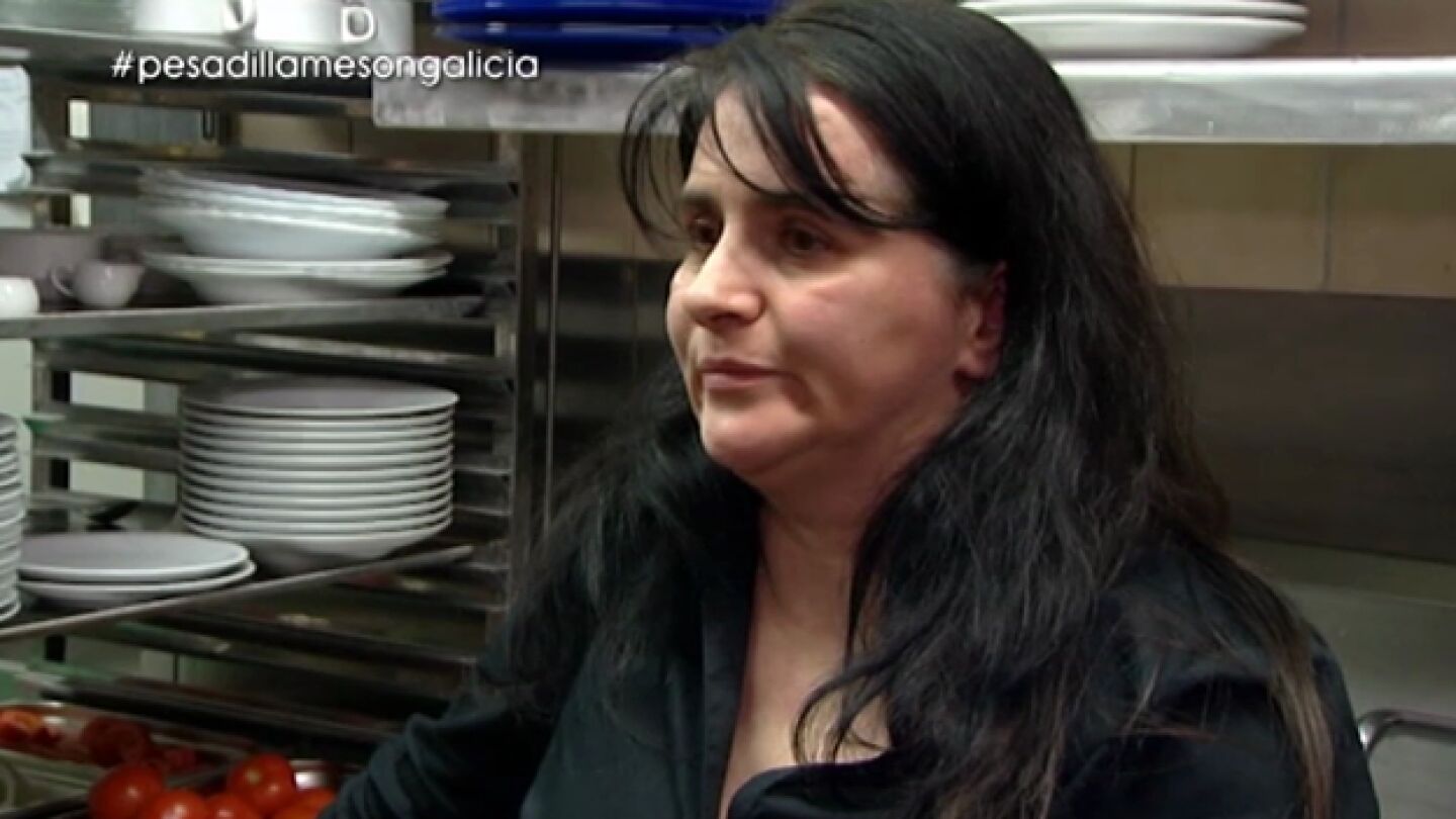 Raquel le cuenta la situaci&oacute;n del 'Mes&oacute;n Galicia' a Chicote