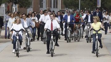 Rajoy entra en la campaña de Madrid pedaleando con Aguirre y Cifuentes