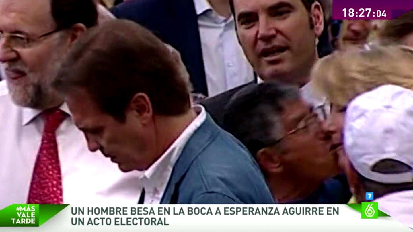 Un Hombre besa en la boca a Esperanza Aguirre en un acto electoral