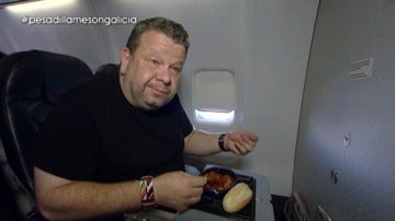 Alberto Chicote prueba los platos de un avión