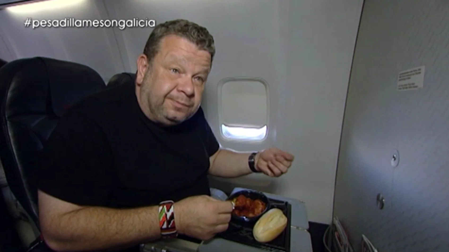 Alberto Chicote prueba los platos de un avión