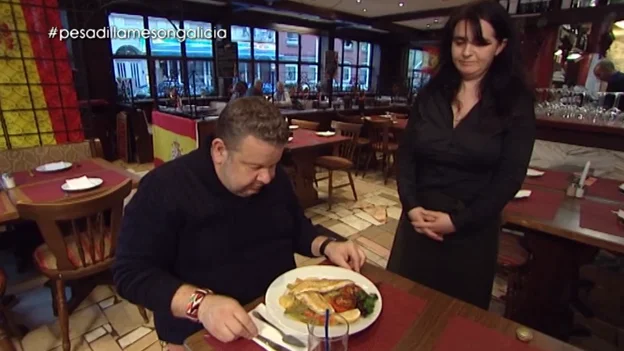 Raquel sirve la comida a Alberto Chicote