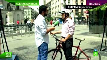 Quique Morales habla con un ciclista