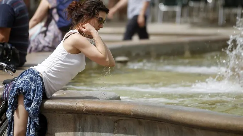 Una mujer en una fuente (Archivo) Una mujer en una fuente (Archivo)