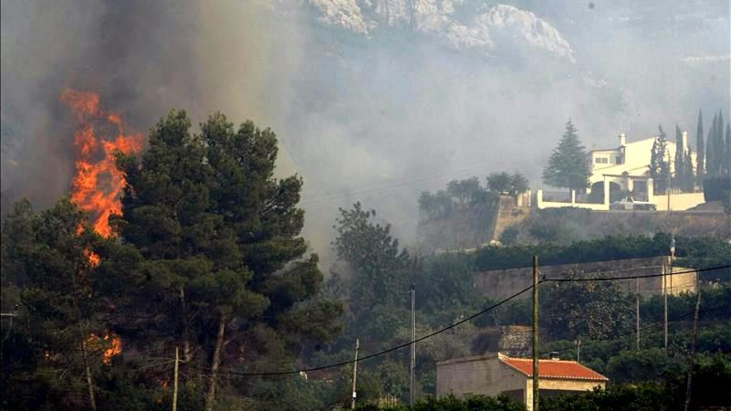 Desalojadas 30 familias por un incendio en Pego, Alicante