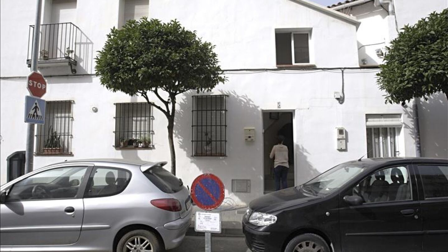 Puerta de acceso a la vivienda donde viv&iacute;a la mujer fallecida (Denia)