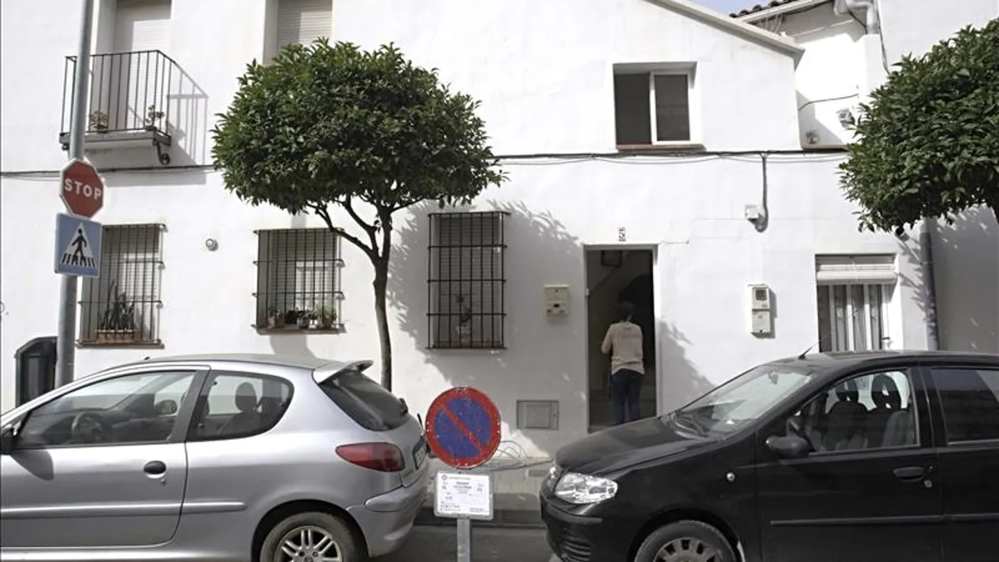 Puerta de acceso a la vivienda donde vivía la mujer fallecida (Denia) Puerta de acceso a la vivienda donde vivía la mujer fallecida (Denia)