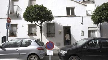 Puerta de acceso a la vivienda donde vivía la mujer fallecida (Denia)