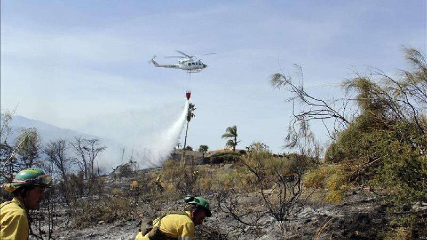 Labores de extinci&oacute;n del incendio en La Vall d'Ebo, Alicante 