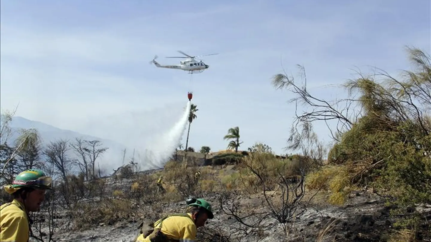 Labores de extinción del incendio en La Vall d'Ebo, Alicante Labores de extinción del incendio en La Vall d'Ebo, Alicante