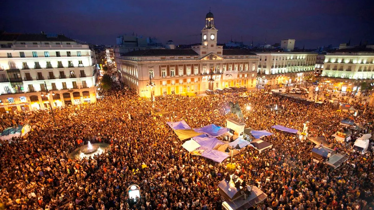 La puerta del Sol repleta de gente en el 15M 